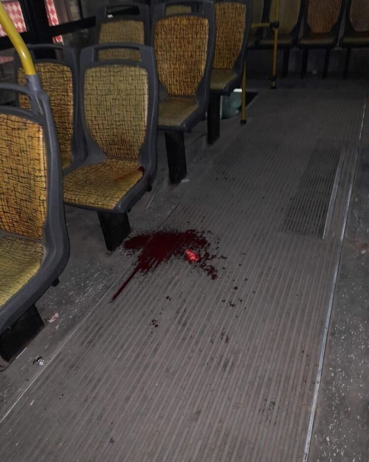 Gresca entre «conocidos» arriba de un colectivo en Lomas acabó con un apuñalado