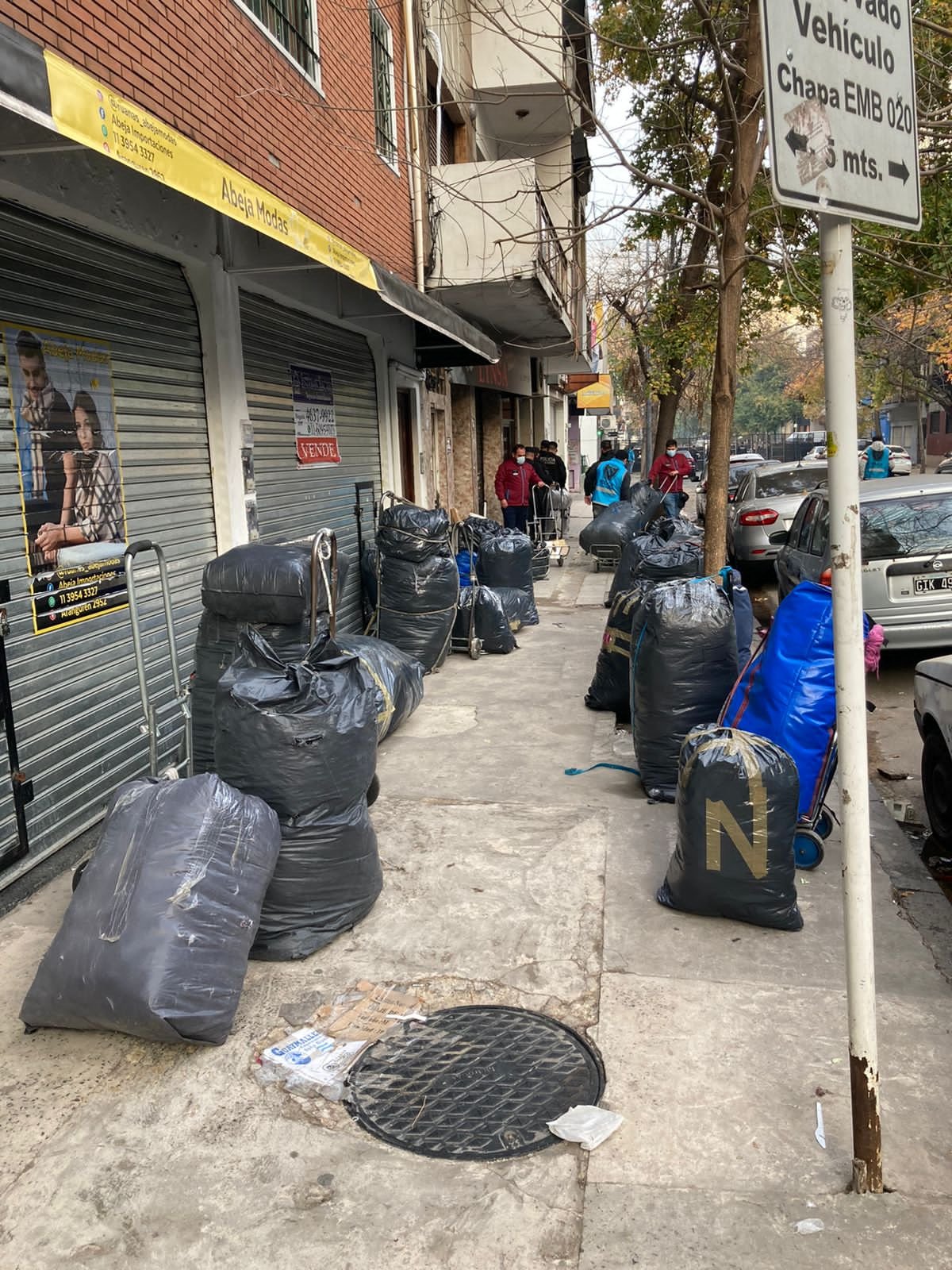 Desmontan depósito clandestino e investigan una organización dedicada a la venta ilegal de mercadería en la zona de Flores