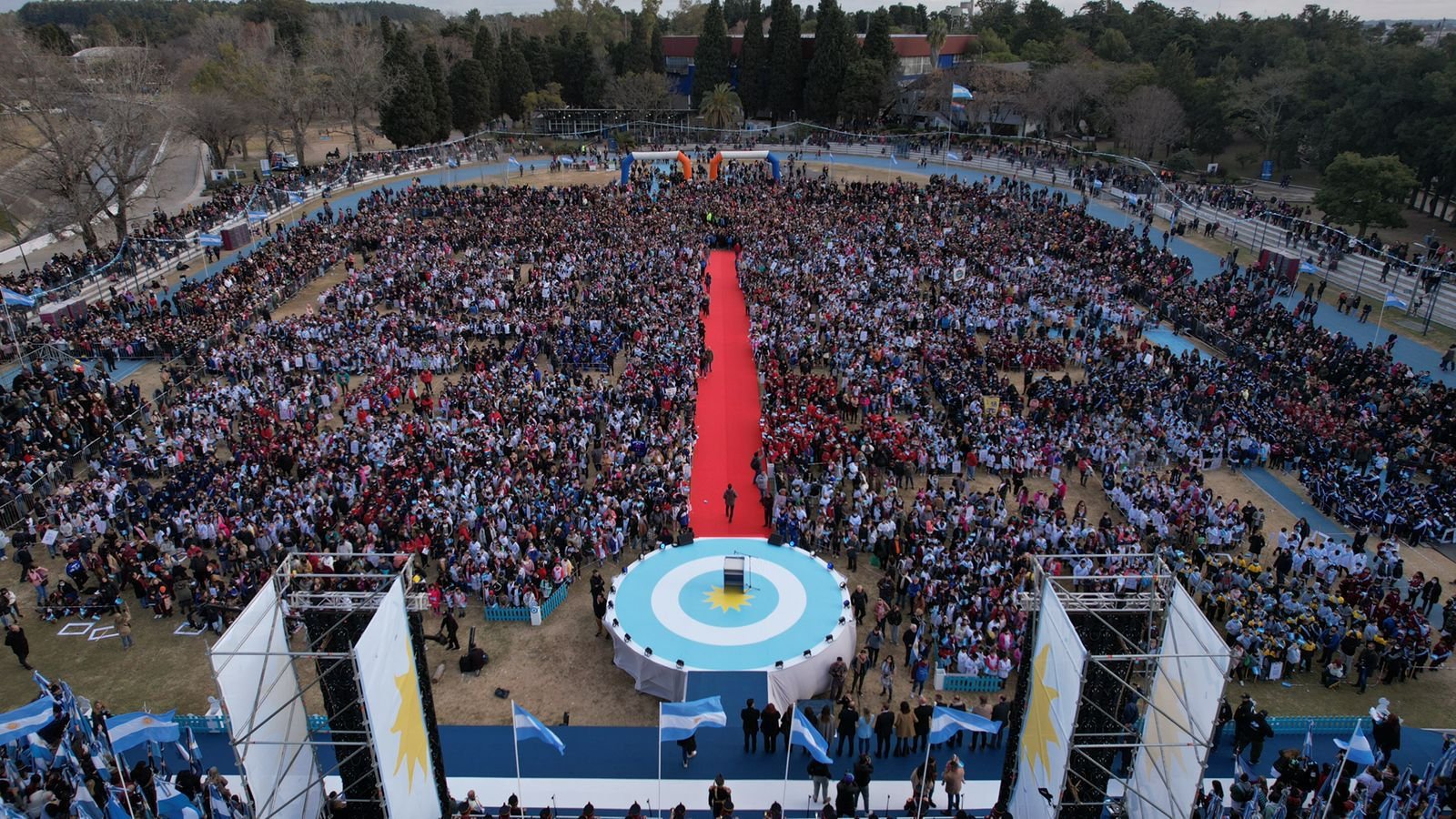 Insaurralde encabezó el acto de promesa a la bandera junto a 12 mil alumnos y alumnas de Lomas