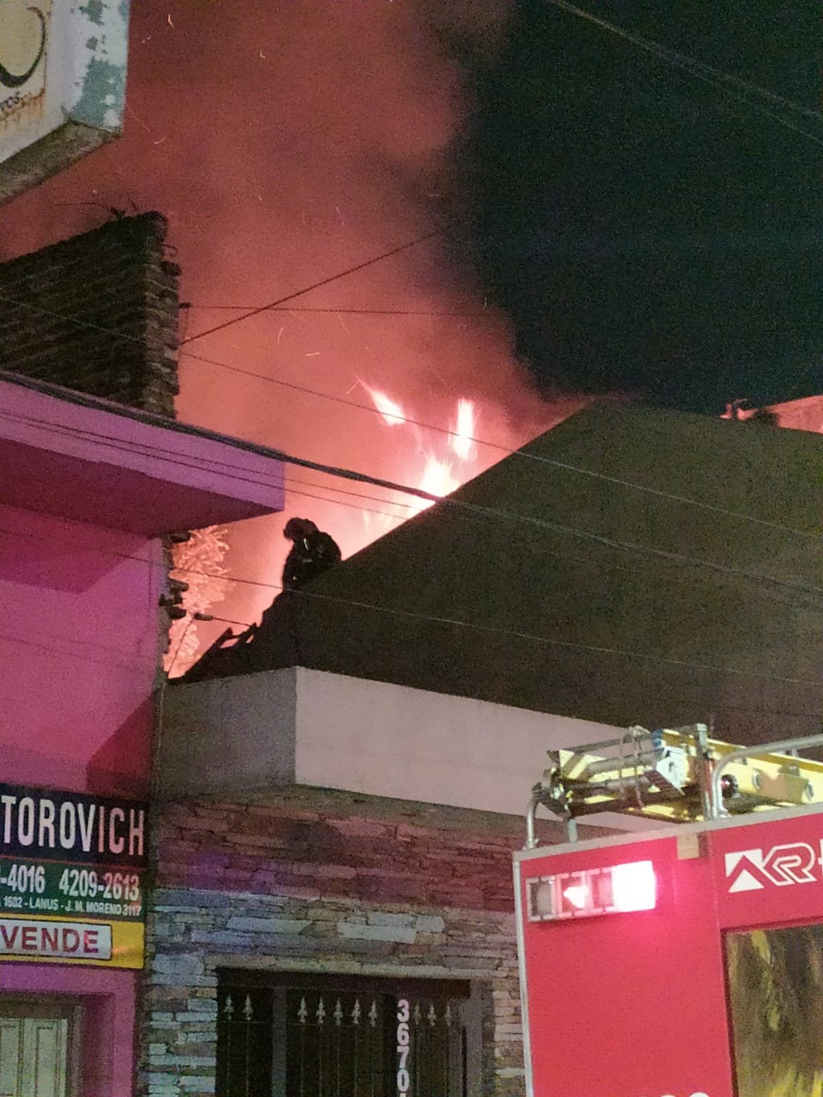 Madrugada de trágicos incendios en Lanús