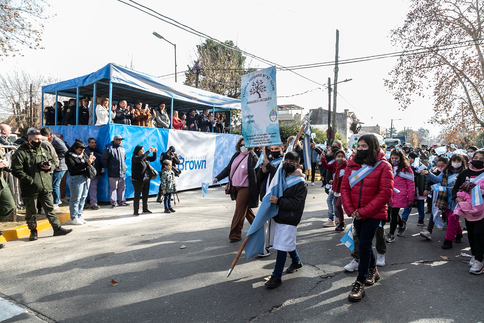 Con un desfile patrio y la Promesa de 2500 alumnos, Brown celebró el Día de la Bandera