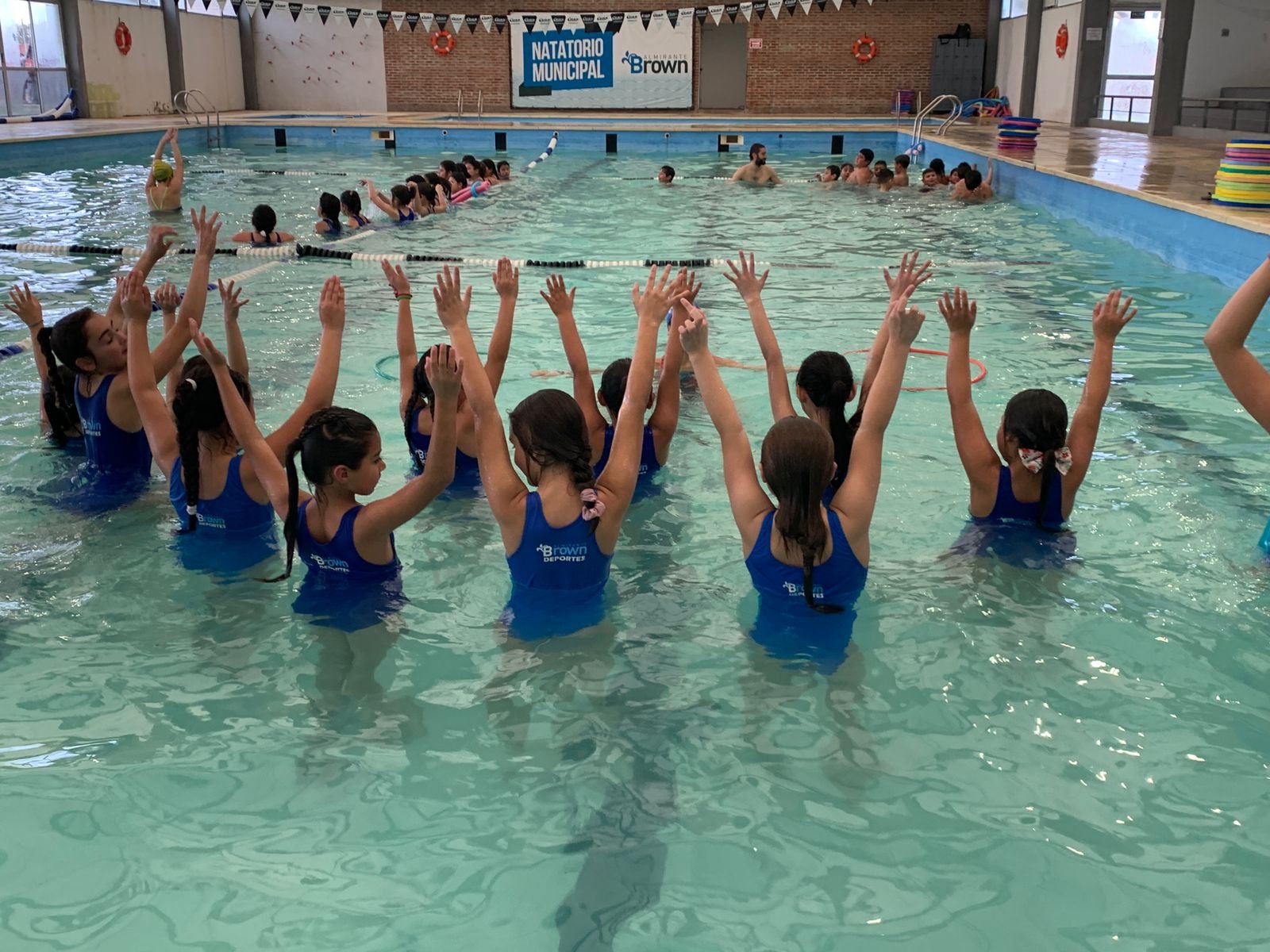 Más de 7 mil alumnos brownianos participan del programa «Natación para Todos»