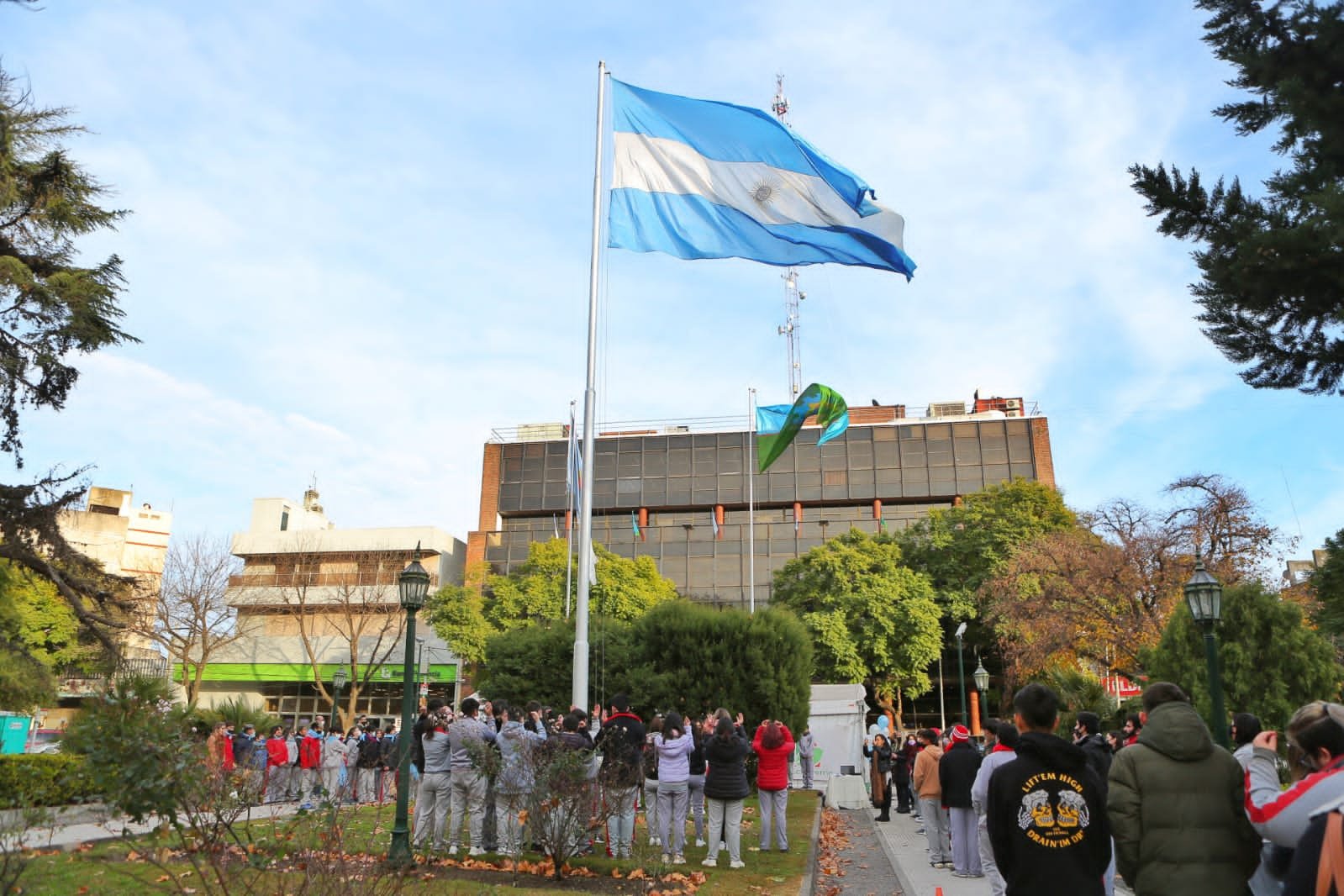Monte Grande: estudiantes de secundaria homenajearon a Manuel Belgrano en la Plaza Mitre