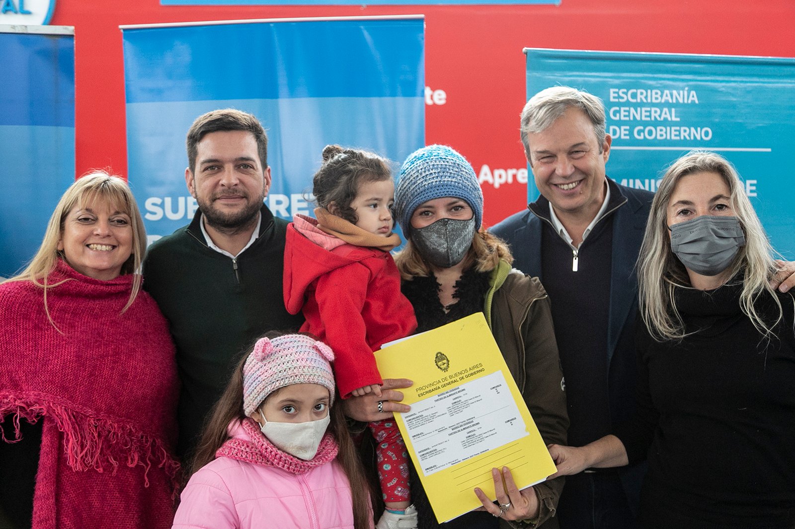 Cascallares y Fabiani junto a 242 familias que acceden a su escritura en Glew