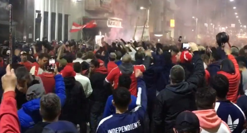 Incidentes en la puerta de la sede de Independiente