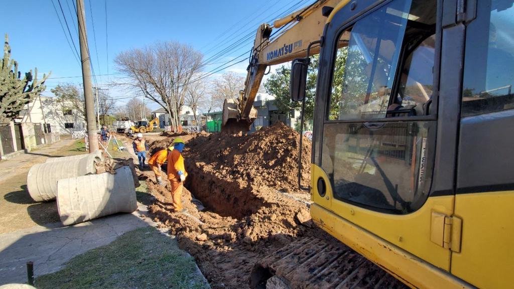 Con la obra hidráulica, arrancó la construcción del paso bajo nivel de Calzada