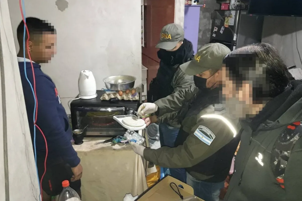 Bajo Flores: desbaratan una banda criminal que comercializaba cocaína rosa