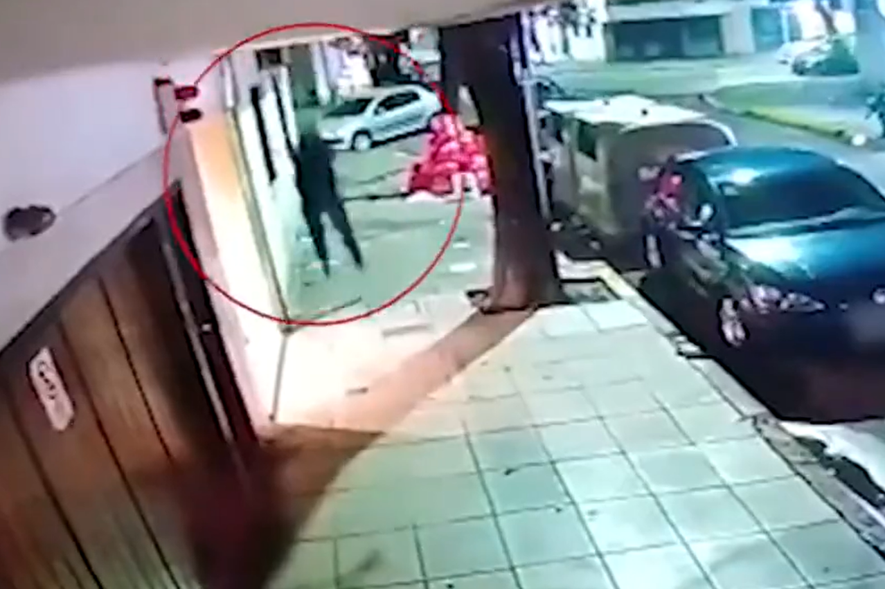 Palermo: detienen a tres ladrones que escalaron a un primer piso para robar en un departamento