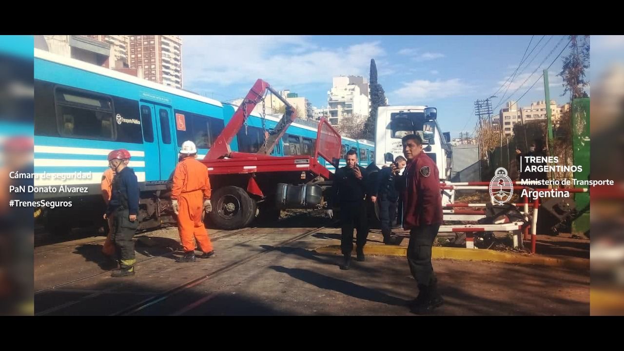 Tren Sarmiento: un camión pasó con la barrera baja y fue embestido por un tren en un paso a nivel