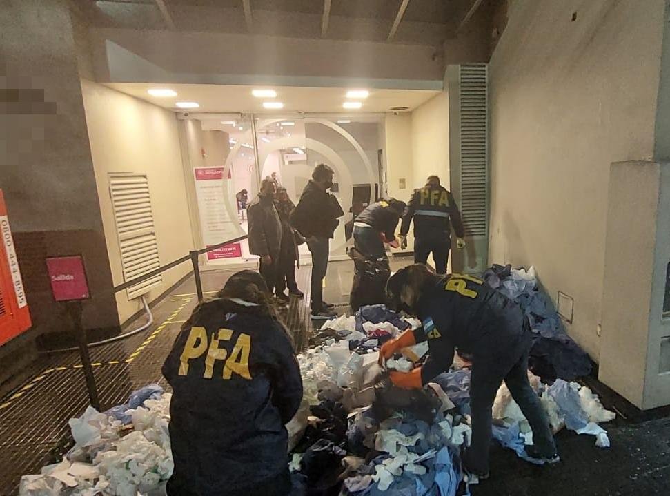 Caballito: clausuran una clínica por arrojar desechos tóxicos en la vía pública