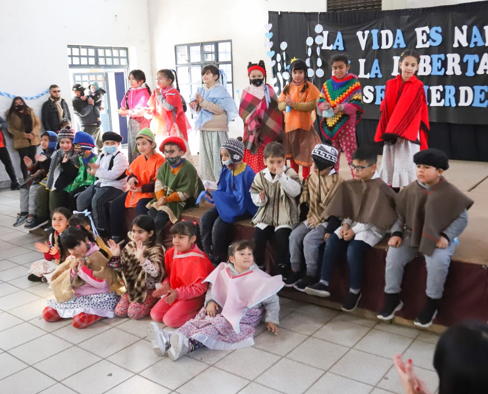 Kravetz participó del acto por el Día de la Independencia en una escuela de Valentín Alsina