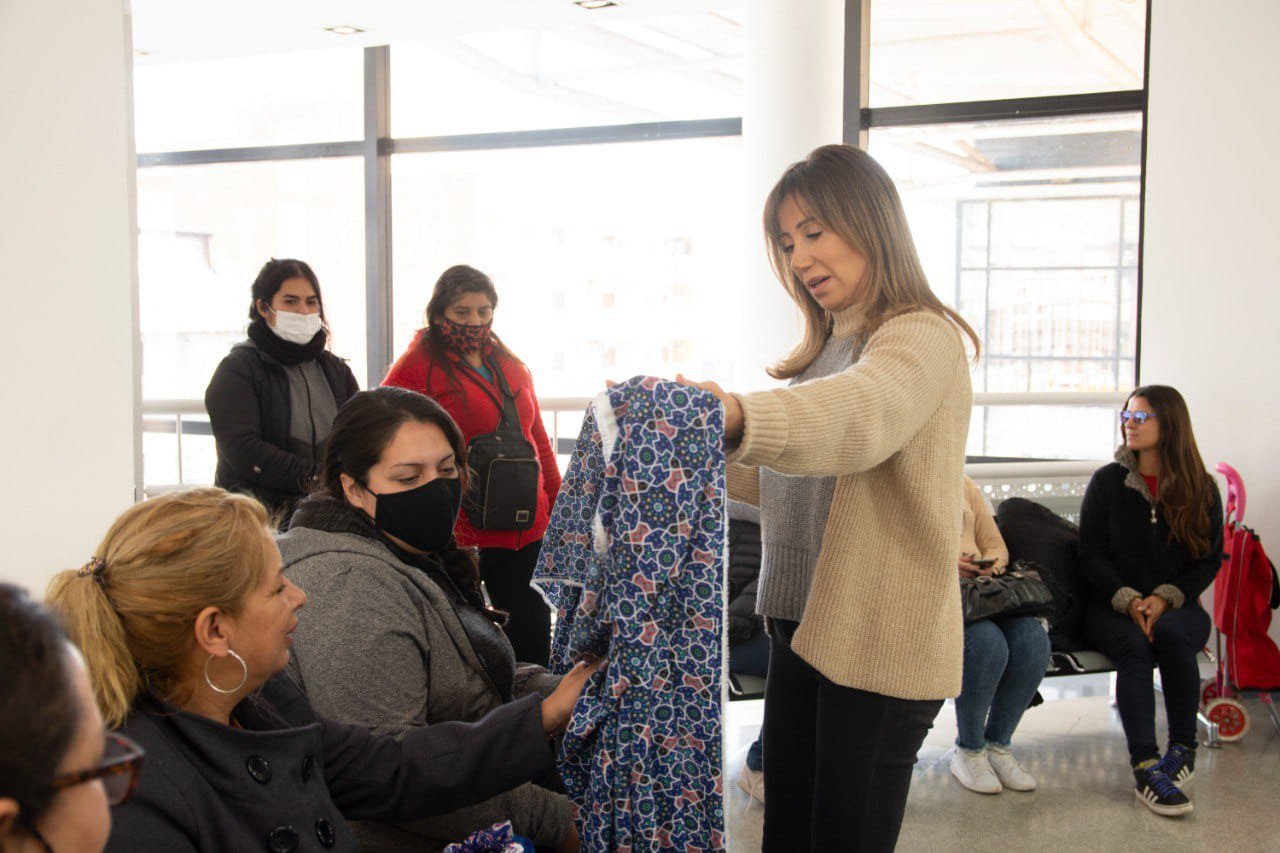 Dulce Granados entregó materia prima a mujeres emprendedoras de Ezeiza