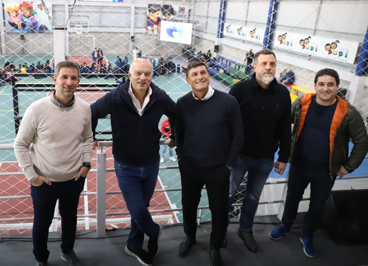 Con «Pupi» Zanetti, Grindetti inauguró el Centro Recreativo y Deportivo del Parque Piñeiro