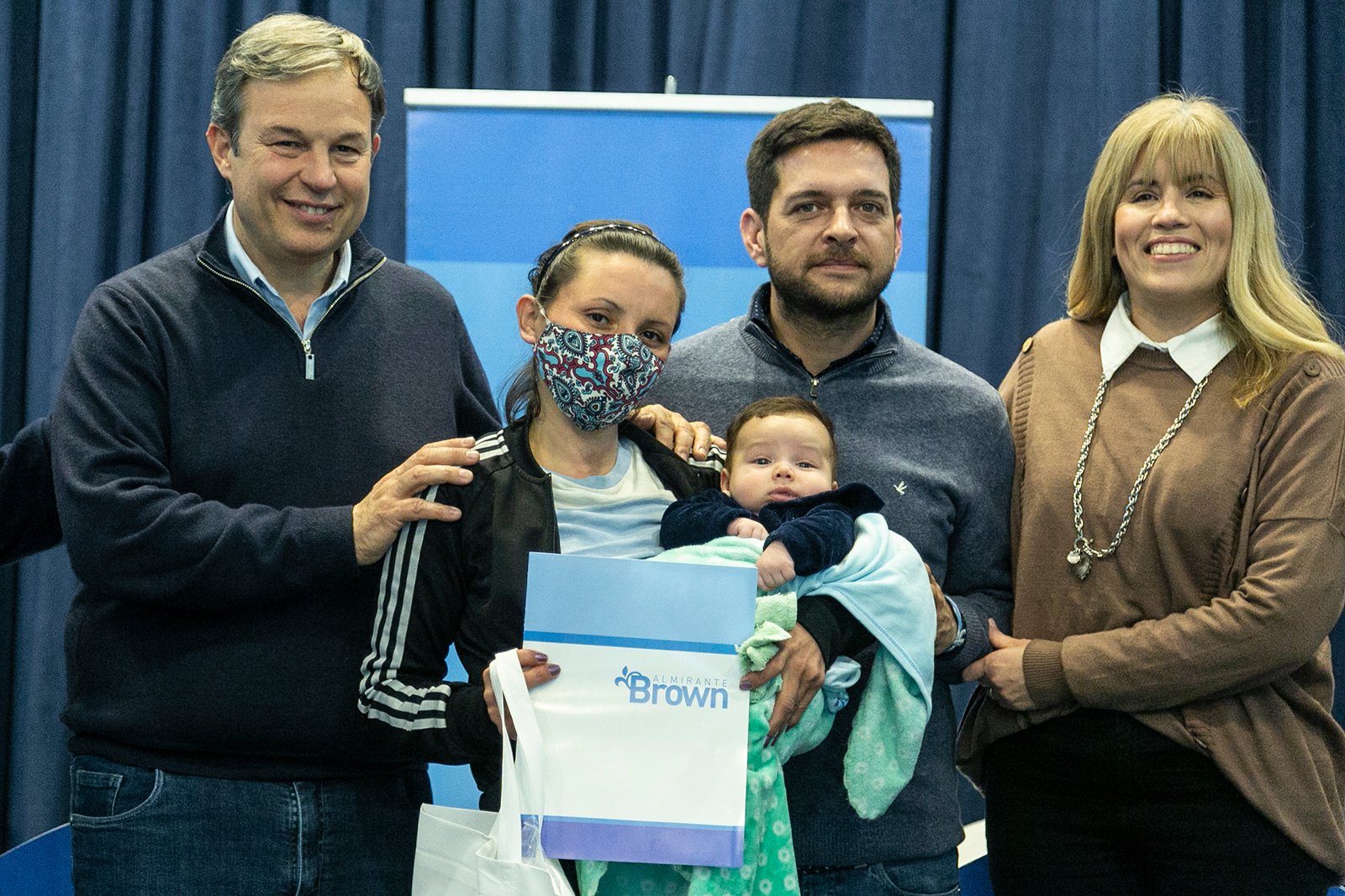 Cascallares y Fabiani entregaron cunas y ajuares a embarazadas y madres de recién nacidos