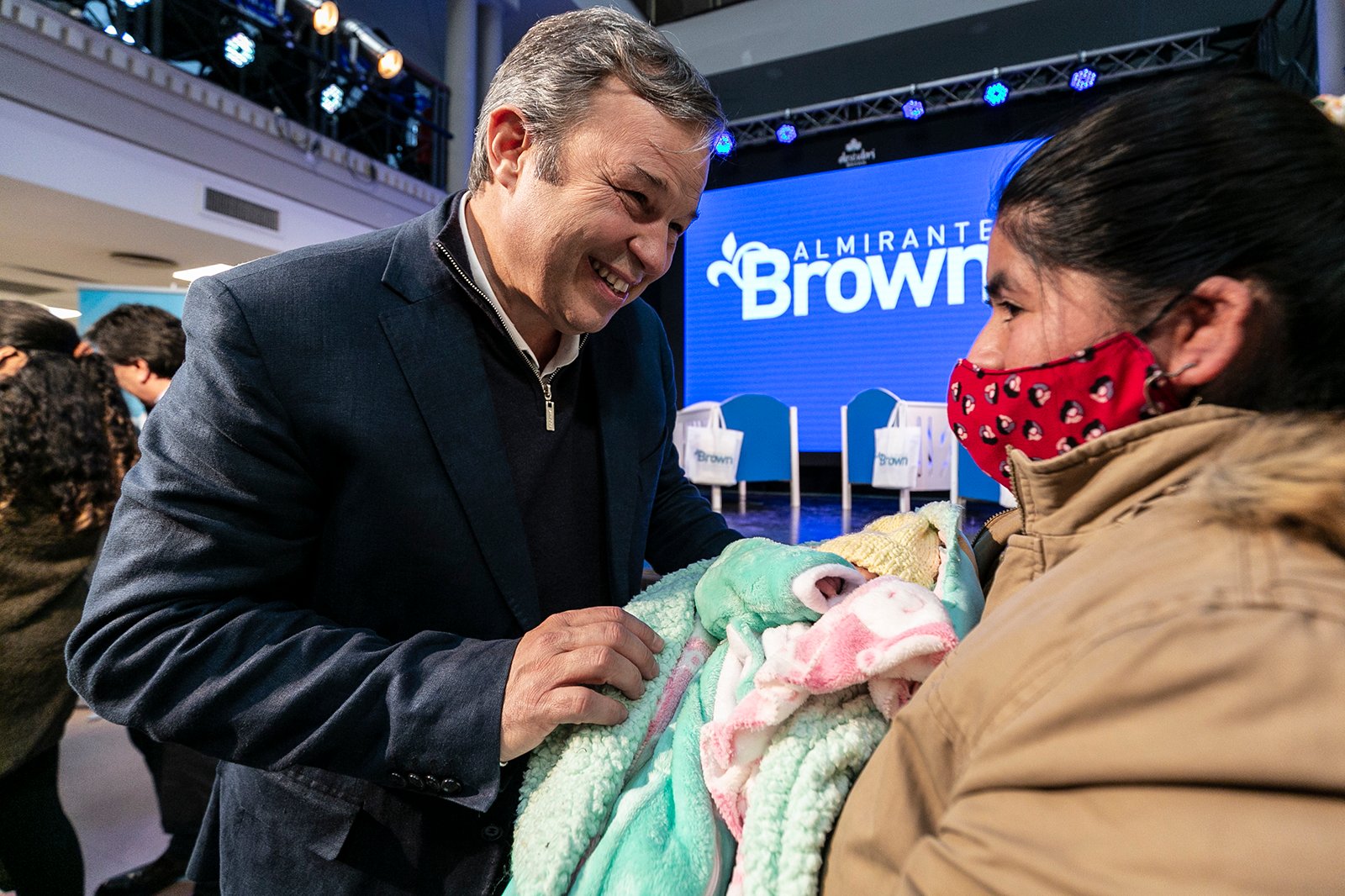 Cascallares y Fabiani entregaron cunas y ajuares a madres de recién nacidos y a embarazadas