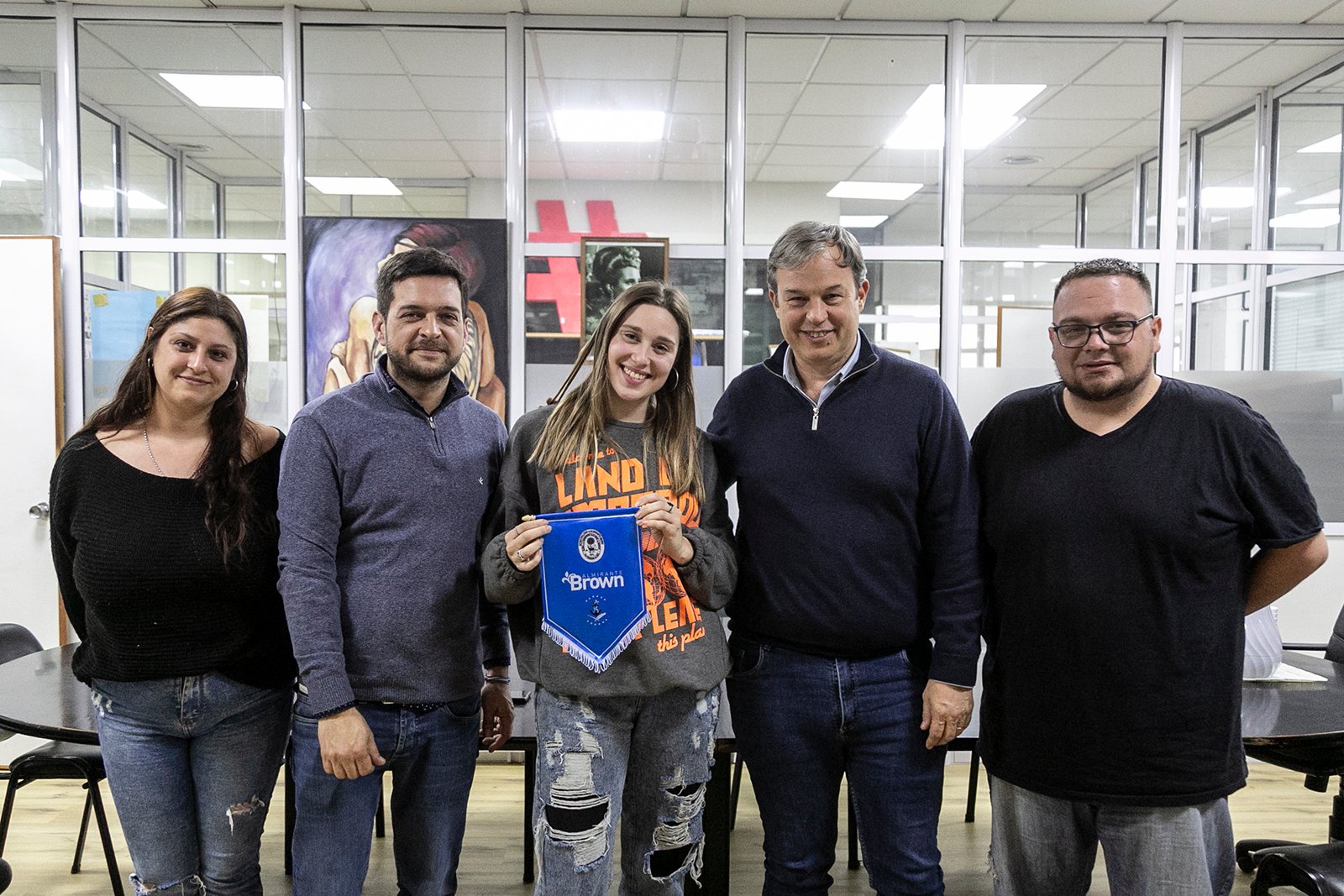 Cascallares y Fabiani junto a vecina de Longchamps campeona de danza