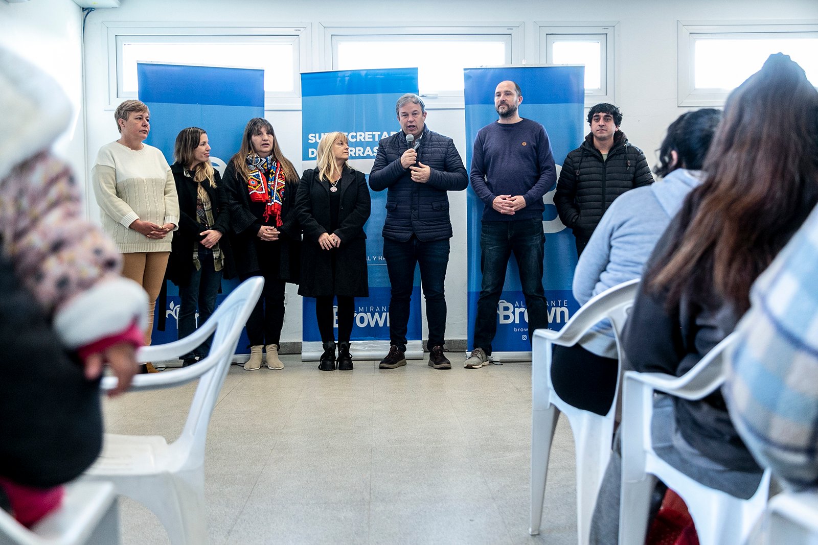 Cascallares entregó asistencia para mejoras habitaciones a vecinos de Don Orione