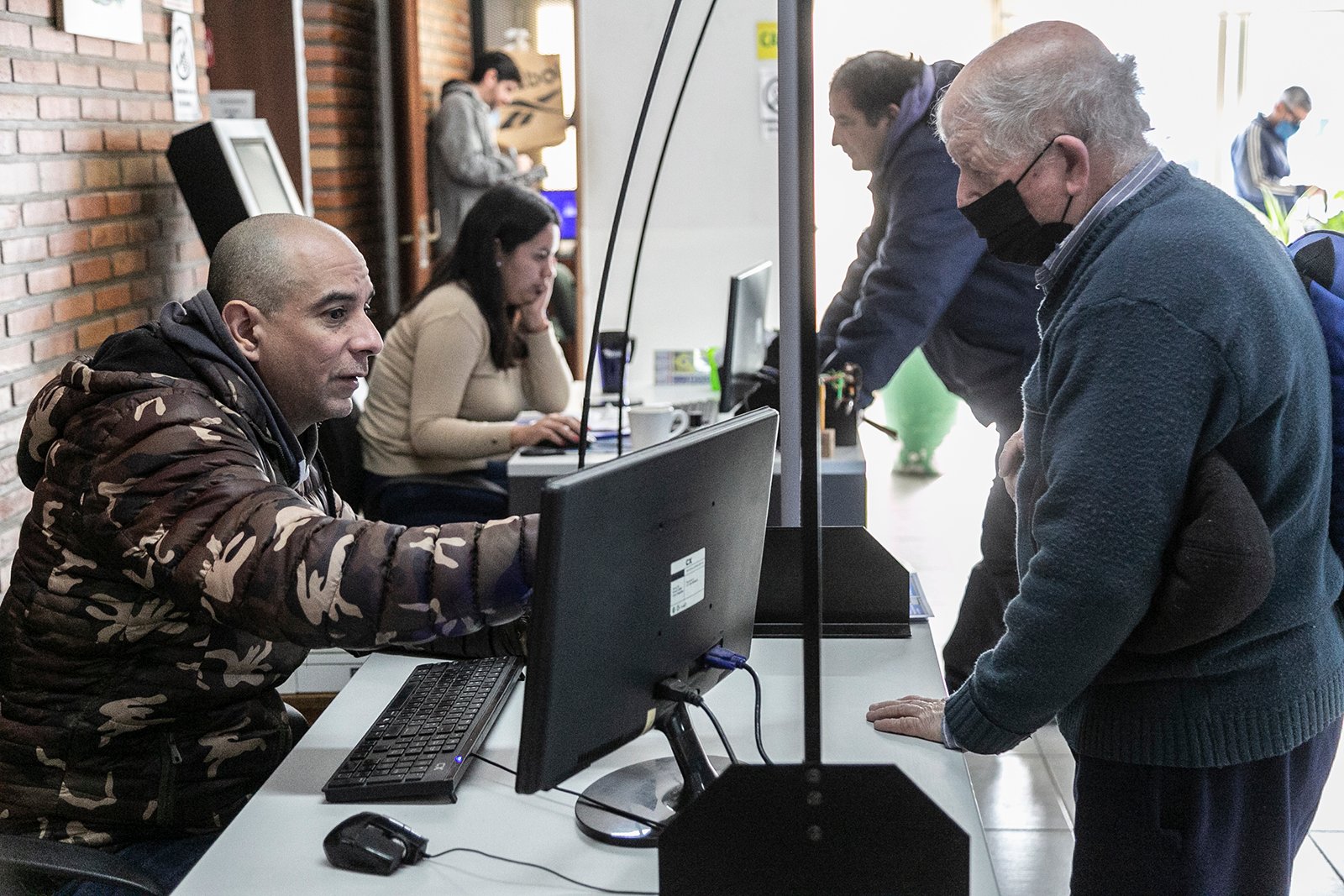 El Municipio de Brown asiste a vecinos que quieran inscribirse para mantener el subsidio de luz y gas