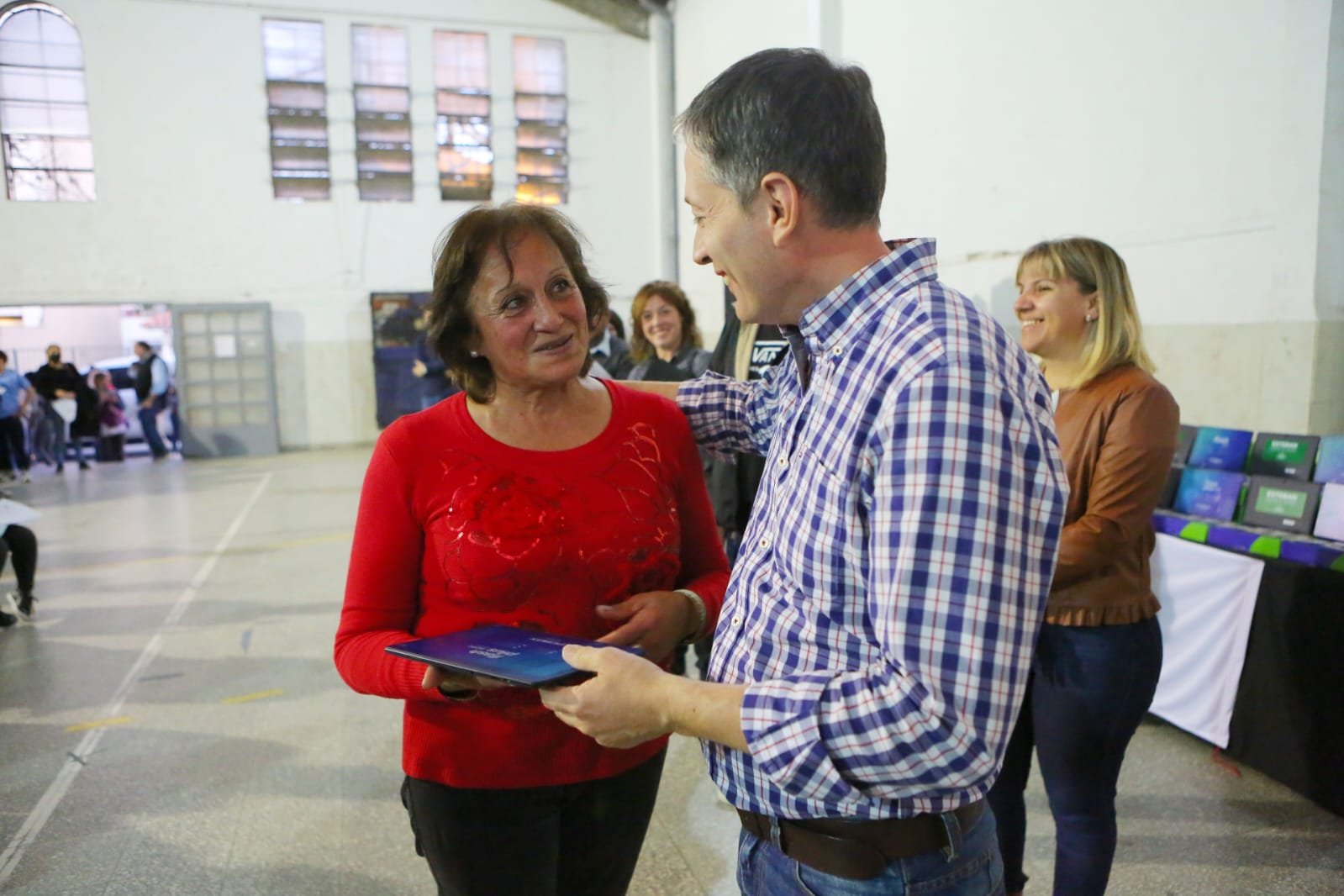 Fernando Gray entregó 700 tablets del programa Esteban Online