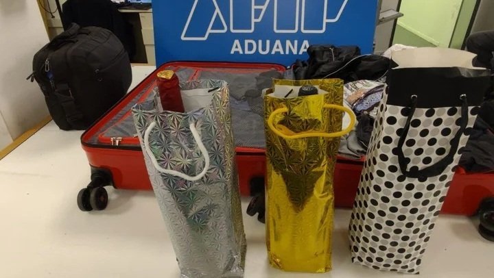 Ezeiza: intentó ingresar al país metanfetamina líquida disimulada en botellas de vino