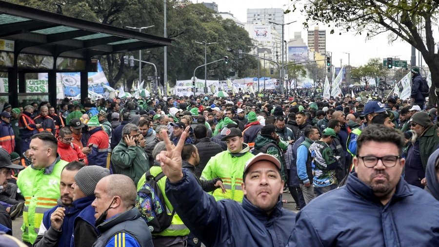 La CGT, la CTA y los movimientos sociales llegaron al Congreso tras marchar desde el Obelisco