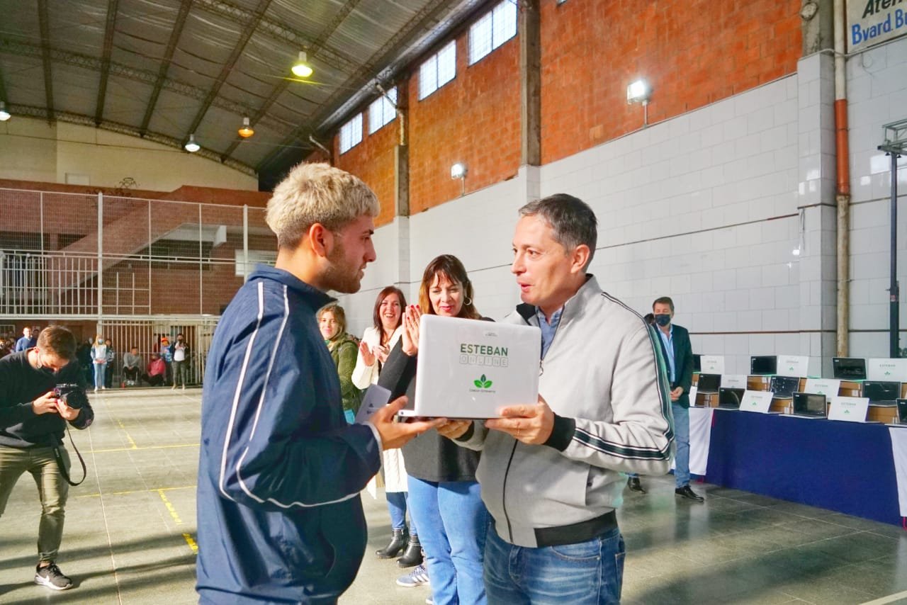 Durante 2022, Fernando Gray entregó 2.200 netbooks a estudiantes