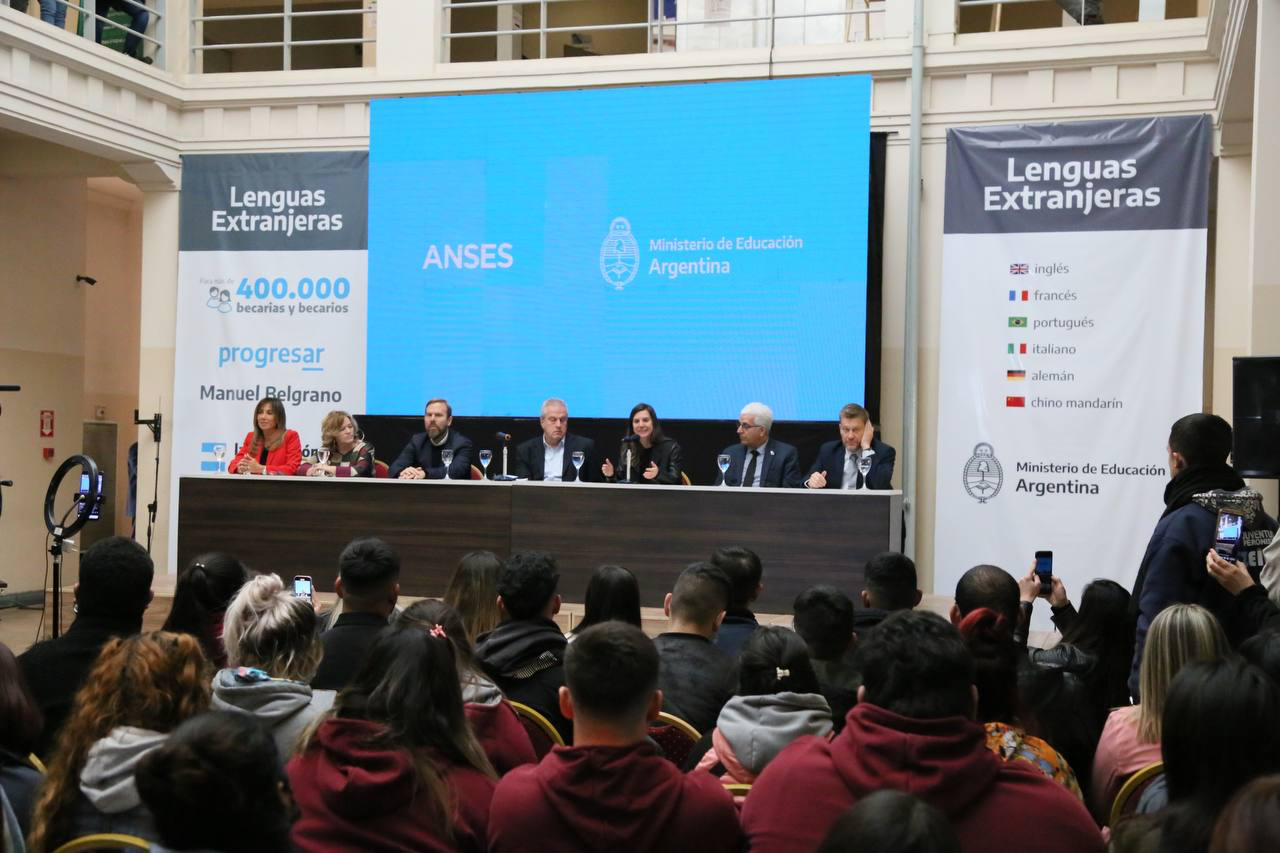 Raverta y Perczyk anunciaron que más de 400 mil becarias y becarios podrán hacer cursos gratis en idiomas extranjeros