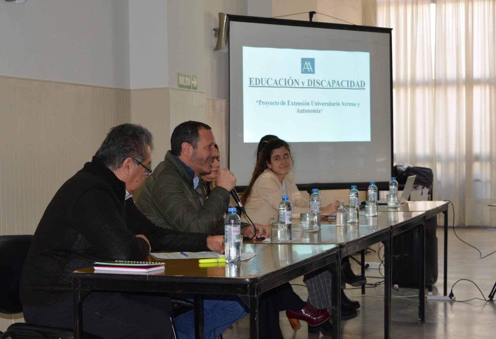 Profesionales y vecinos debatieron sobre educación y discapacidad en un encuentro en la Cámara de Comercio de Lomas