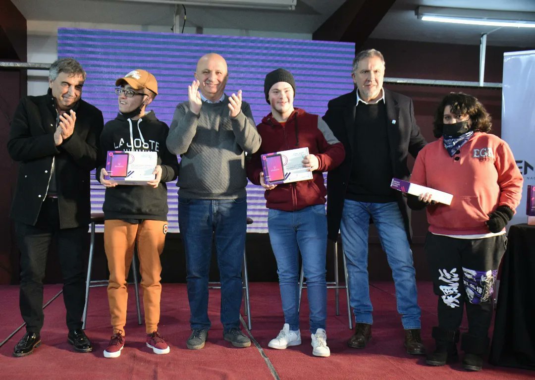 El Enacom entregó tablets en Lanús