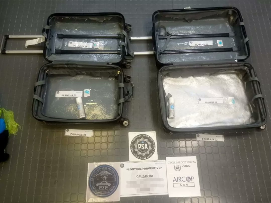 Valija con doble fondo en el Aeropuerto de Ezeiza: joven detenido al intentar viajar a Barcelona con 24 kilos de cocaína