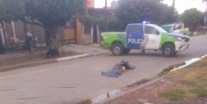 Intentaron asaltar a dos efectivos policiales con un arma falsa: uno fue abatido y su cómplice resultó detenido