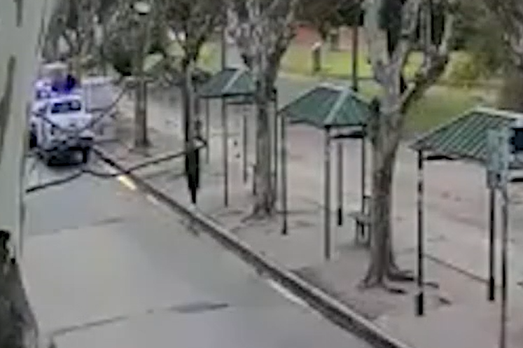 Monte Grande: robaban baldosas de la remodelación de la Plaza San Martín y se las llevaban en una camioneta