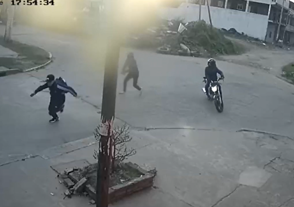 Ataque motochorro en Ingeniero Budge: joven salía del colegio y fue baleado por un celular