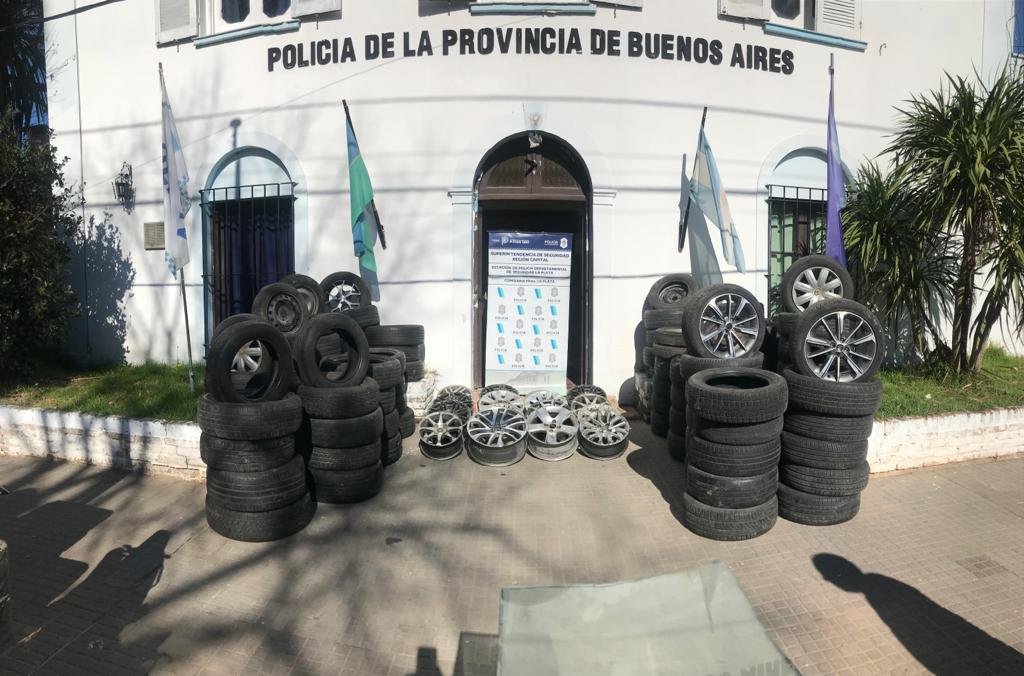 Dos detenidos y dos prófugos: desarticulan en Avellaneda a banda de roba ruedas