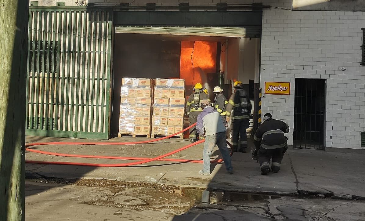 Lanús: controlan incendio en una fábrica de galletitas