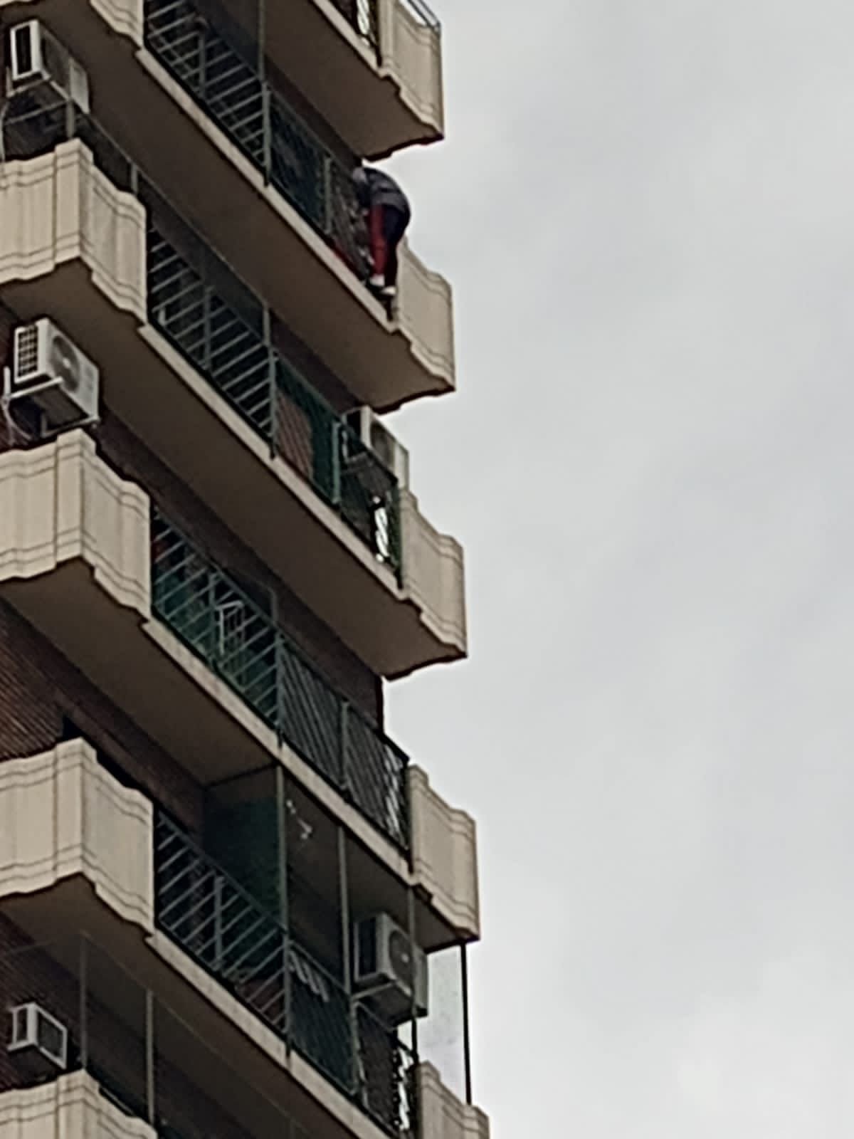 Bomberos de La Matanza realizaron un impactante rescate en altura