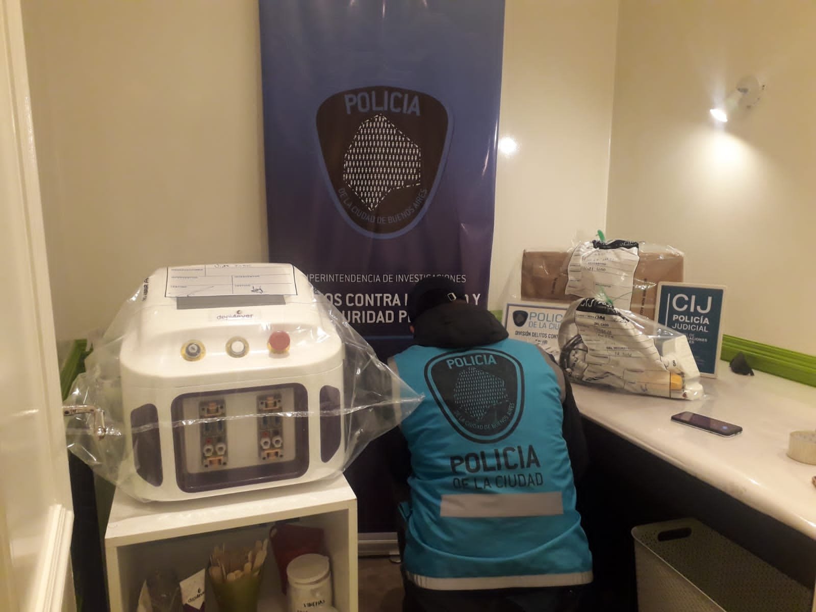 Delitos contra la salud: secuestran maquinas y productos en un centro de depilación