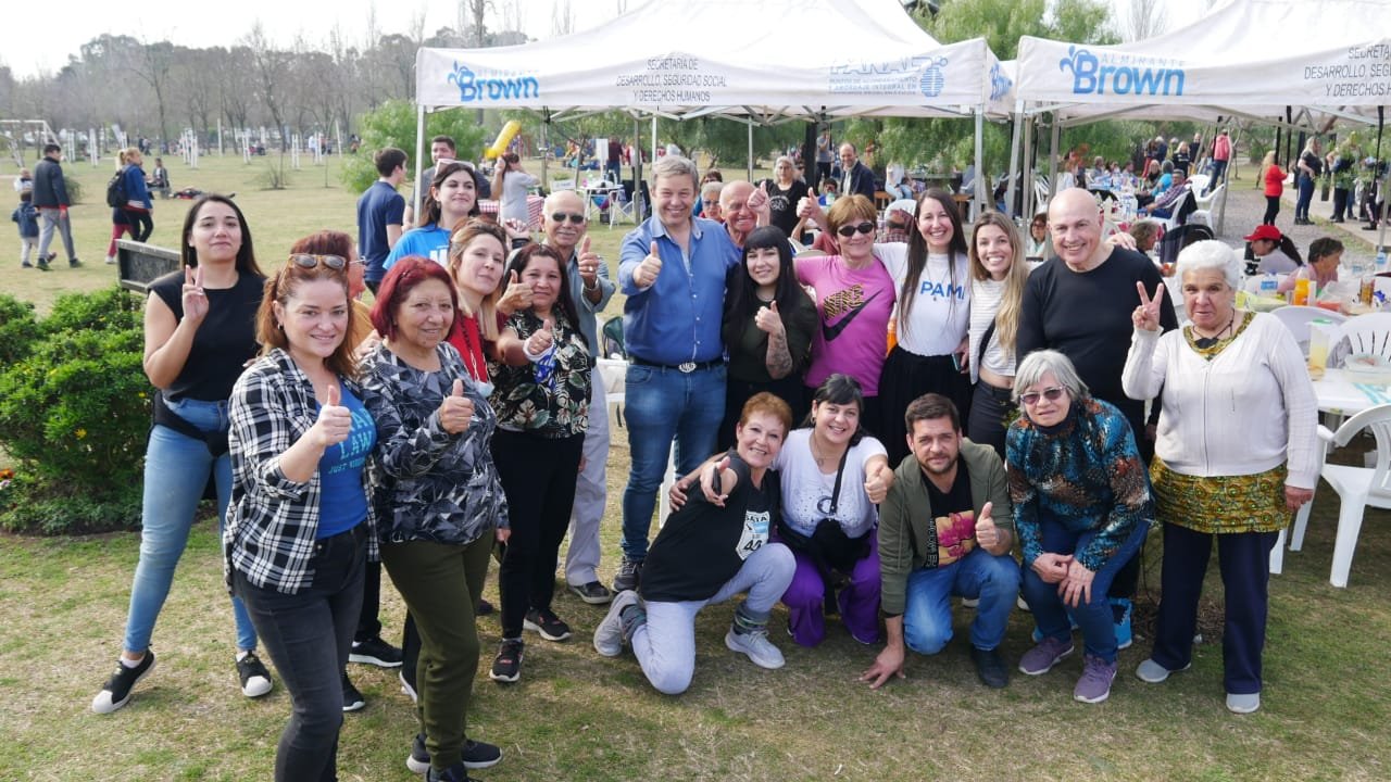 Cascallares y Fabiani junto a los adultos mayores en la Granja Educativa Municipal