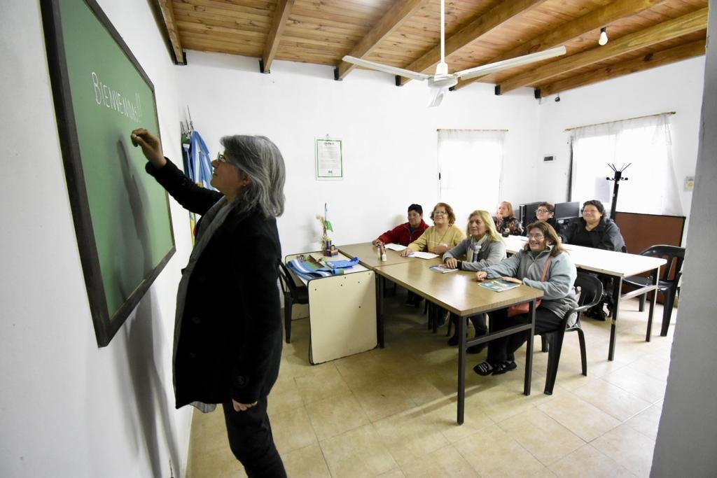 Con un programa municipal, adultos mayores culminan sus estudios primarios en centros de jubilados