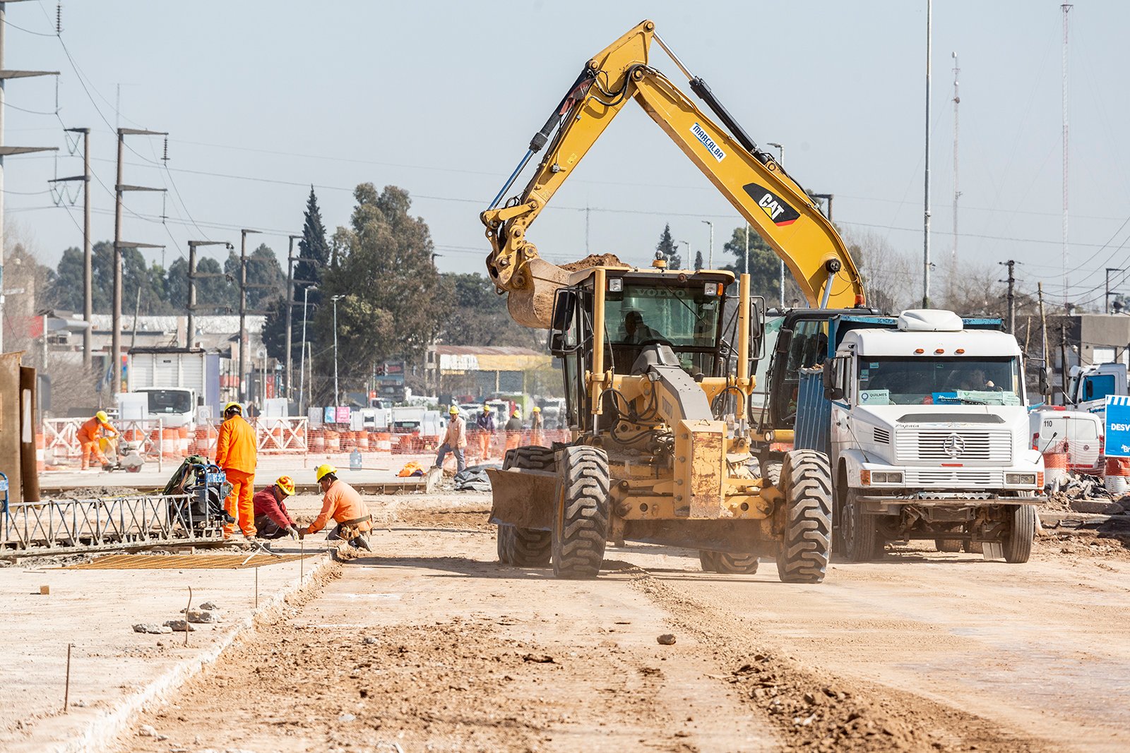 Comenzaron a excavar el paso bajo nivel de Ruta 4 por debajo de la rotonda «Los Pinos»