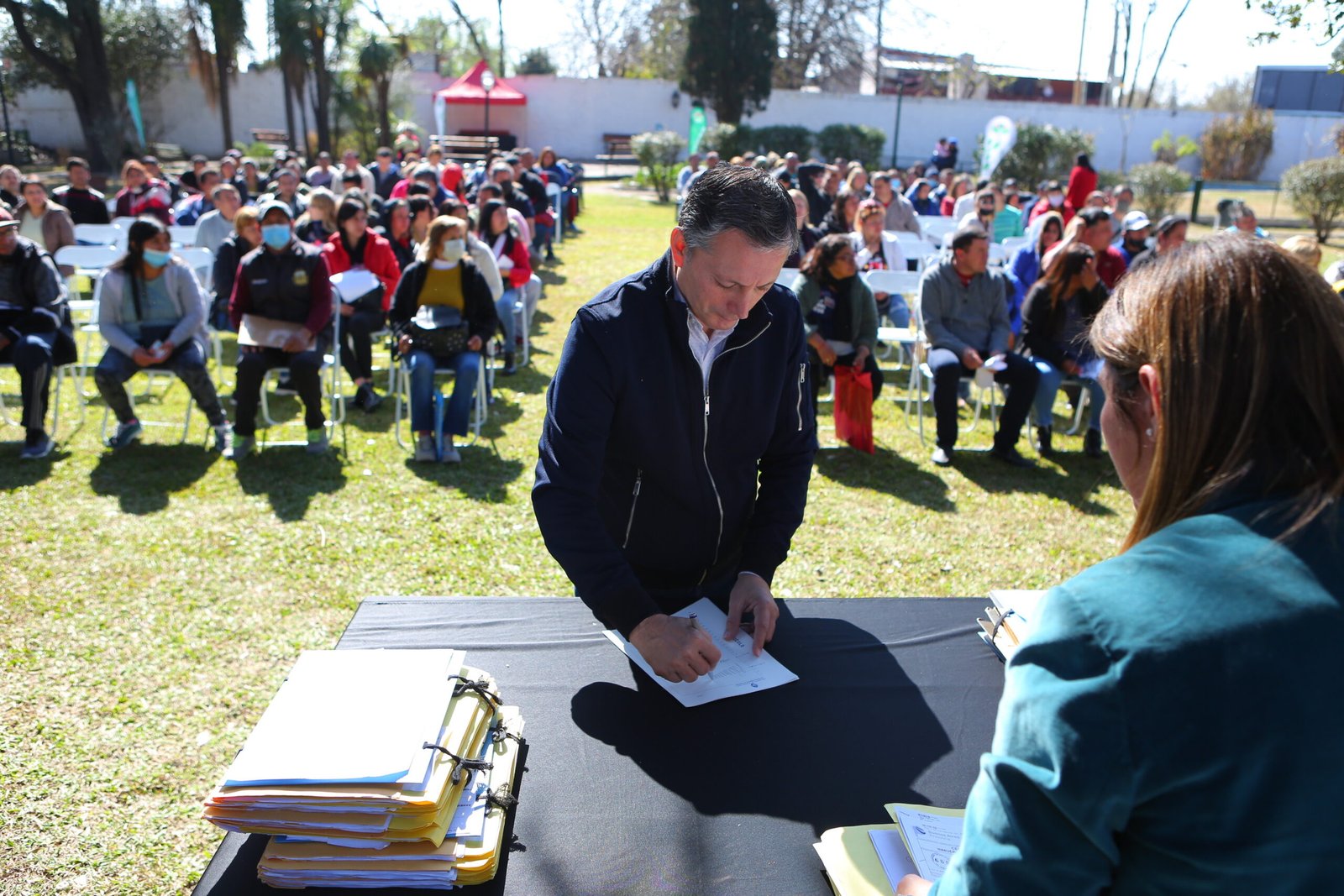 Fernando Gray participó de la firma de 234 escrituras de vecinas y vecinos de Echeverría