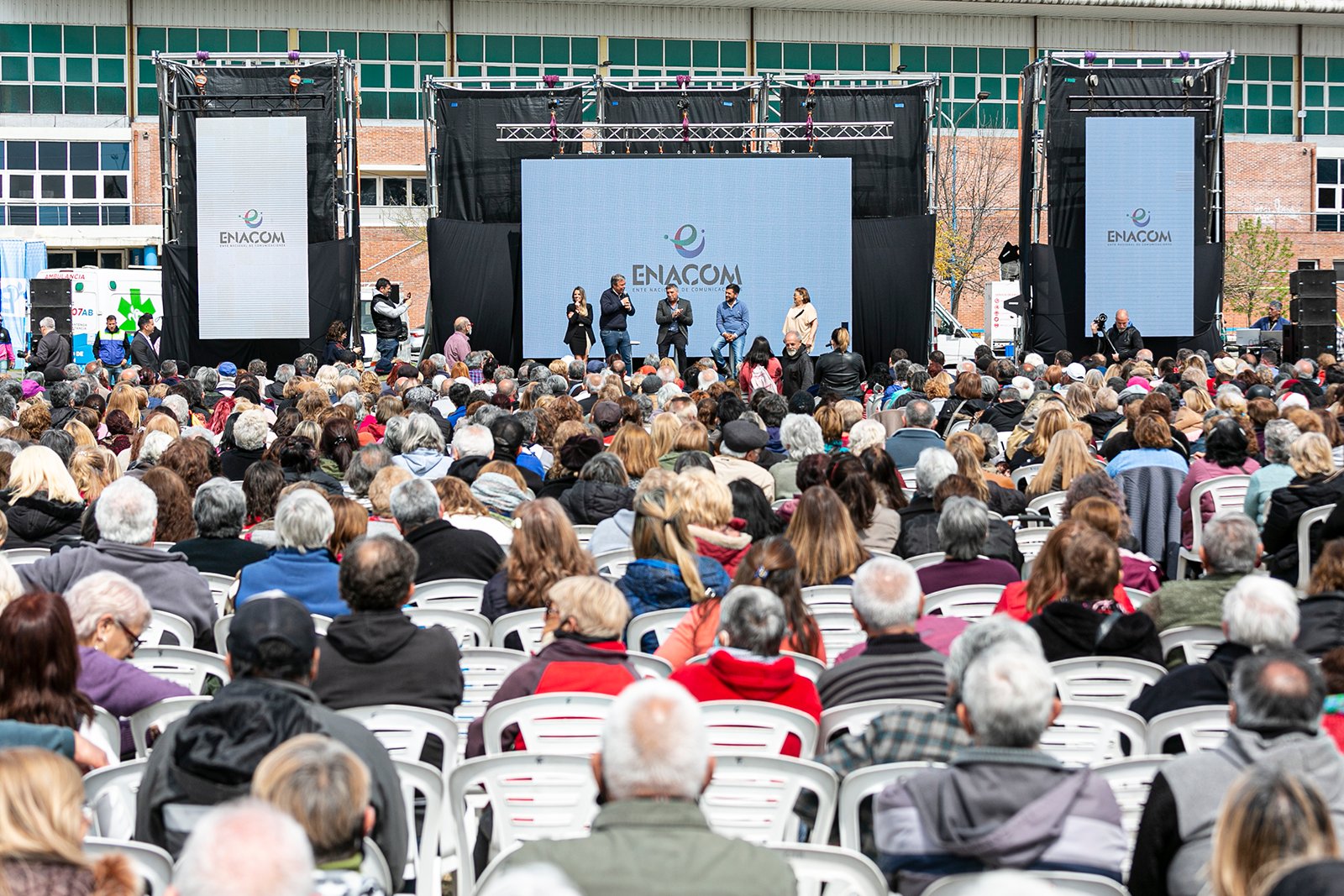En el Día del Jubilado y la Jubilada, Cascallares y Fabiani entregaron 6 mil tablets del ENACOM a adultos mayores