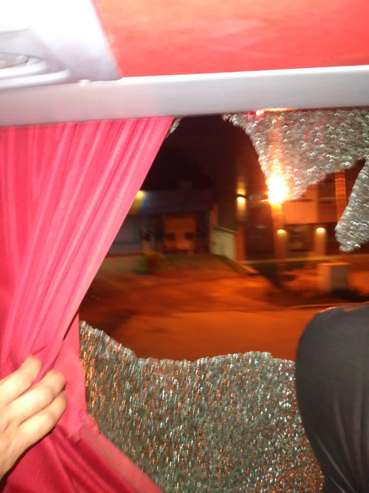 Brutal ataque de hinchas de River a micros de Defensa y Justicia