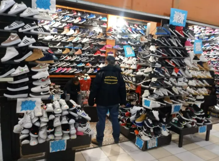 Ley de Marcas: incautan zapatillas y prendas de vestir truchas