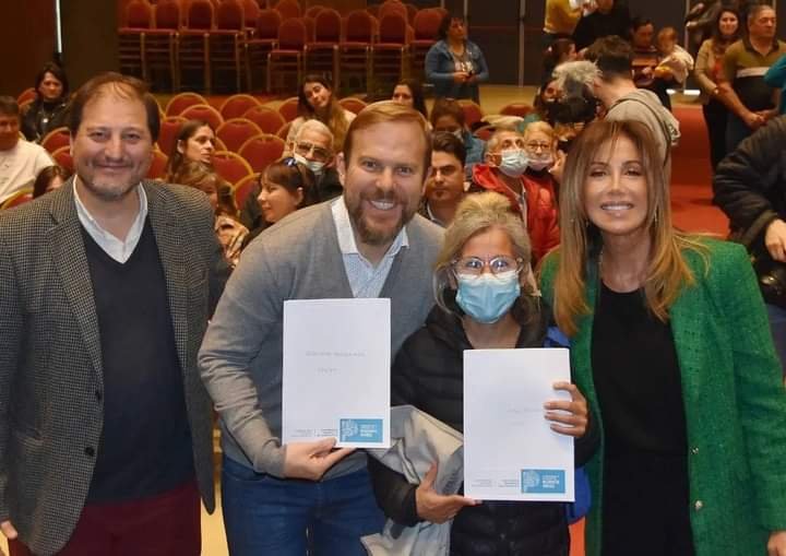 Dulce y Gastón Granados junto a funcionarios bonaerenses entregaron escrituras
