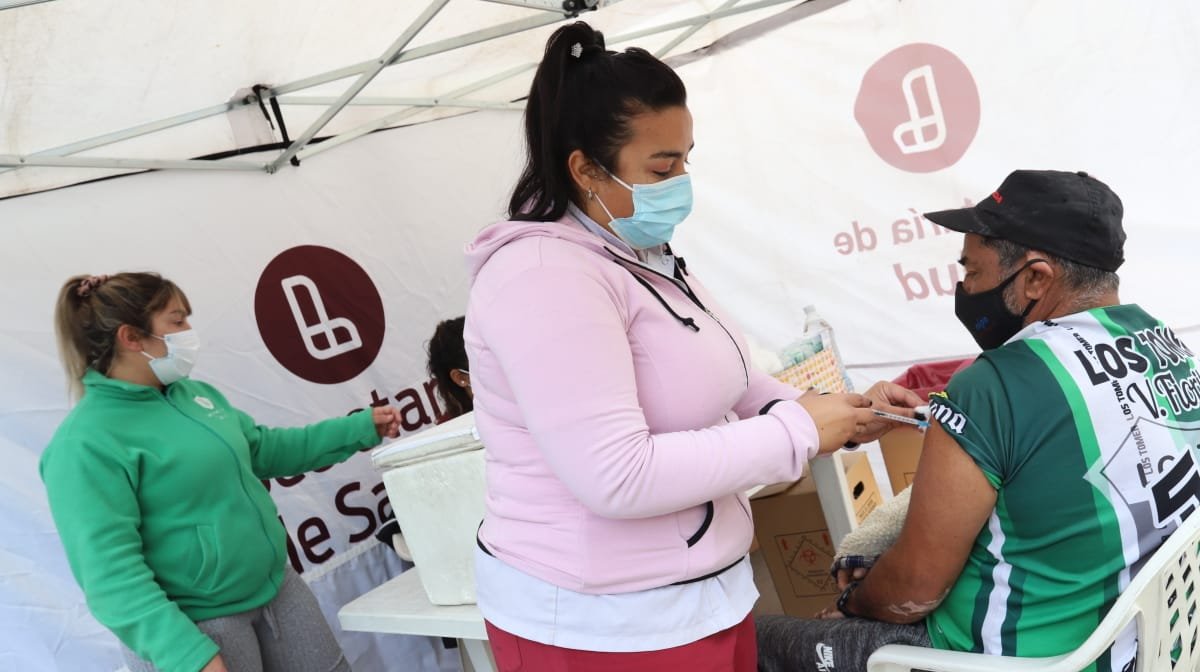 Siguen los operativos de vacunación y los talleres de embarazo y crianza