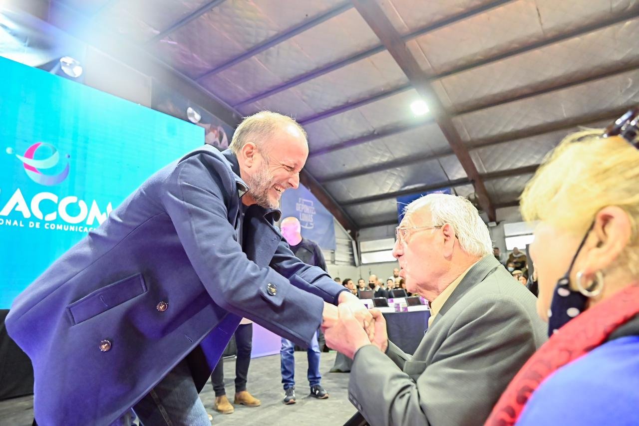 Insaurralde y Ambrosini entregaron tablets de ENACOM a adultos mayores de Lomas