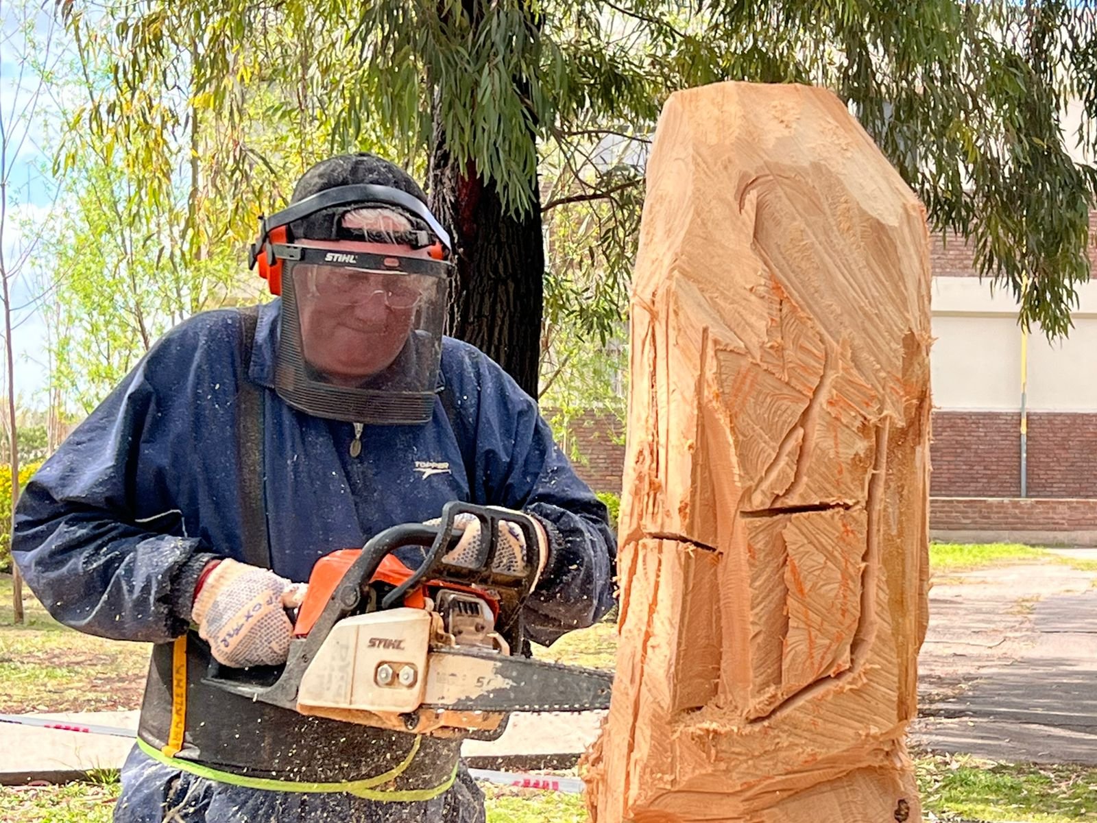 Simposio Nacional de escultura en madera a cielo abierto en la UNLZ