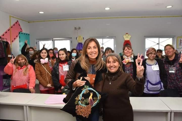 Dulce Granados visitó el taller de indumentaria que funciona en el Polo Productivo de Ezeiza