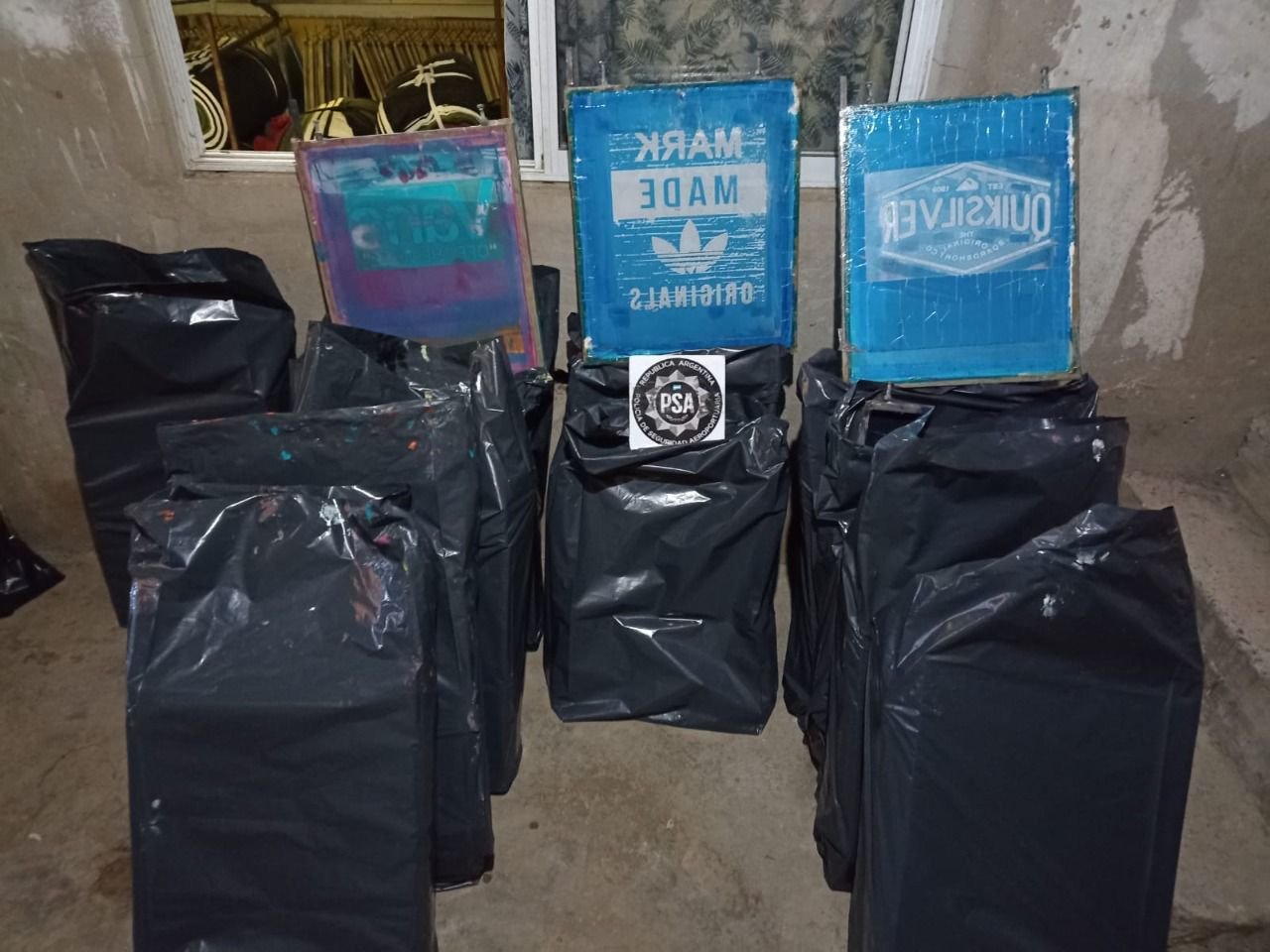 Secuestran casi 5 mil prendas falsificadas para venta en La Salada